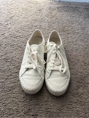 Taos Footwear Women's Off-White Canvas Lace-Up Sneakers